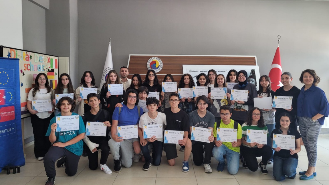  e-Twinning projelerinin katılım sertifikaları öğrencilere verildi.